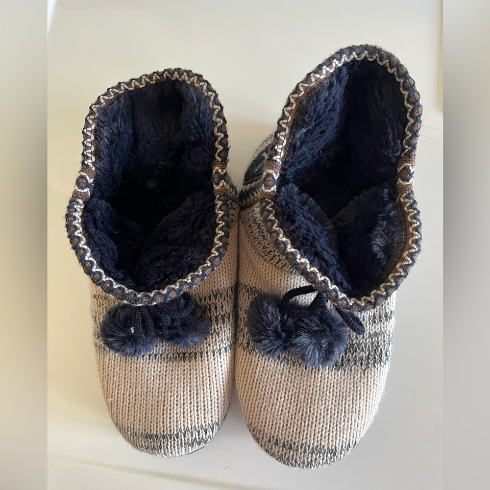 Muks Luks Slippers Tried in the house 1 time Size 8-9 Large. Very cozy